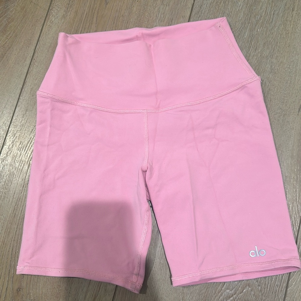 Pink Alo yoga 5 inch biker shorts